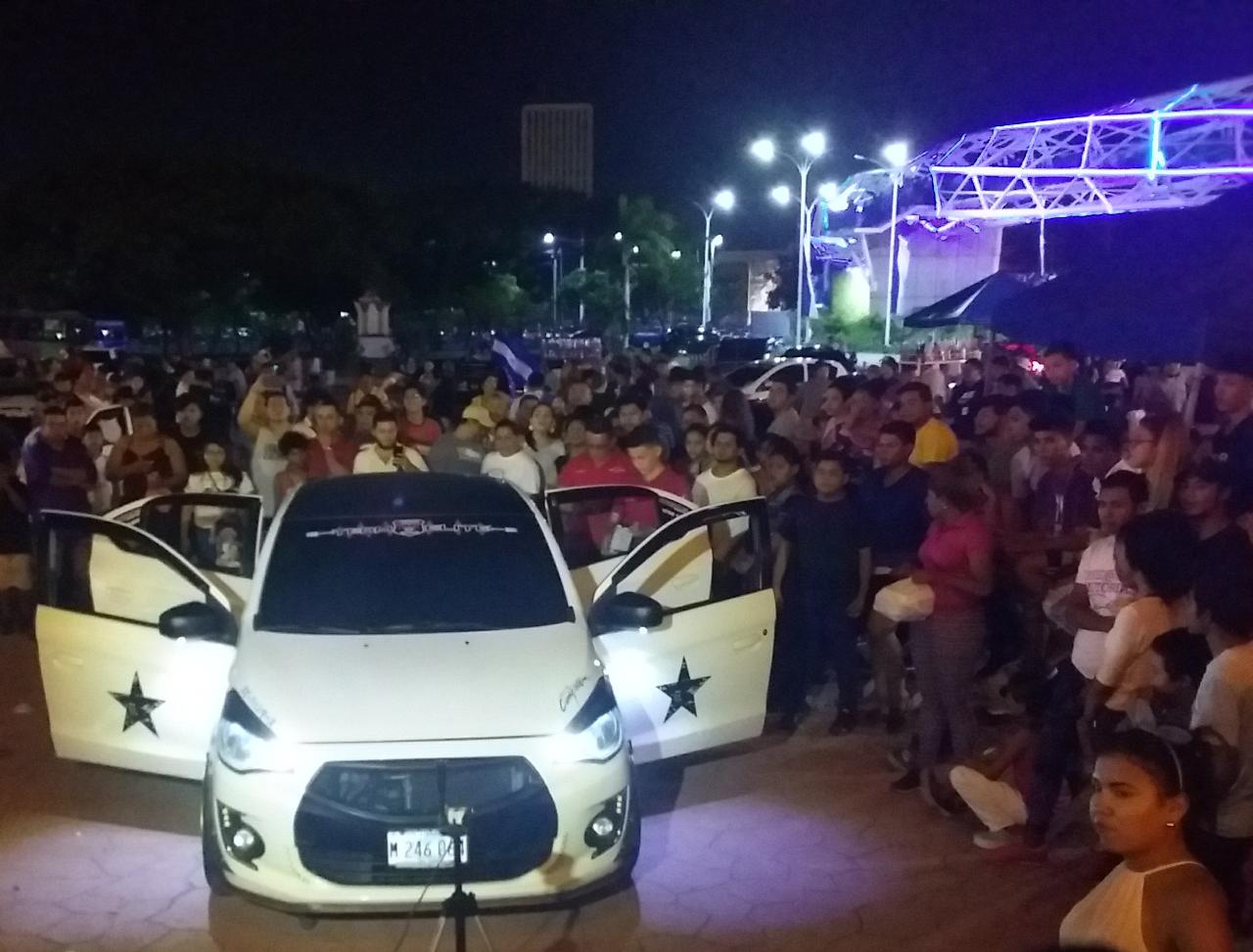 Ambiente de la exibición de autos modificados, desarrollada en la Plaza 22 de agosto