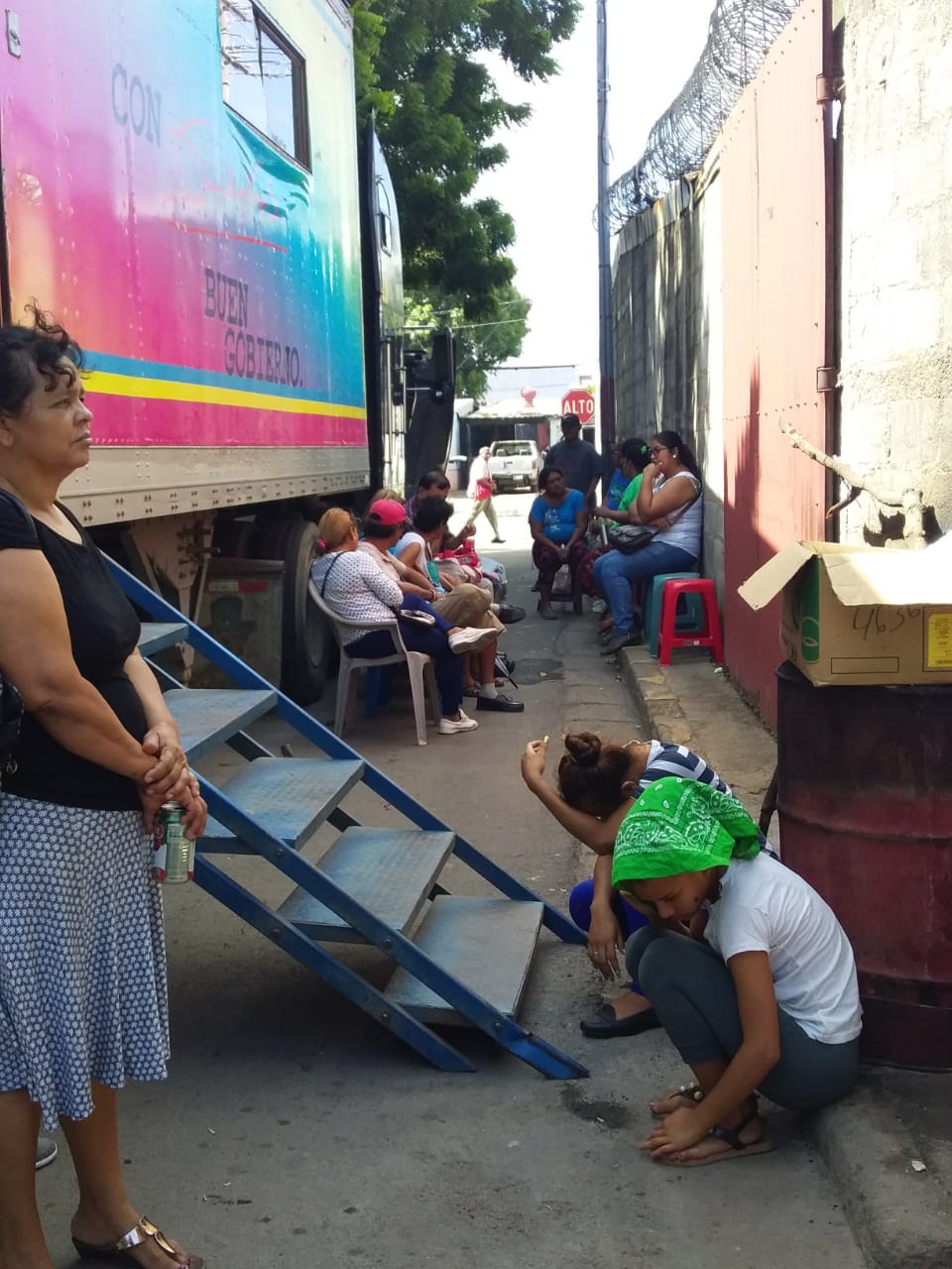 Habitantes del barrio Rafael Angel Rios, gozan de su derecho a la salud gratuita y de calidad, acudiendo a la clínica movil que los visitó esta mañana.