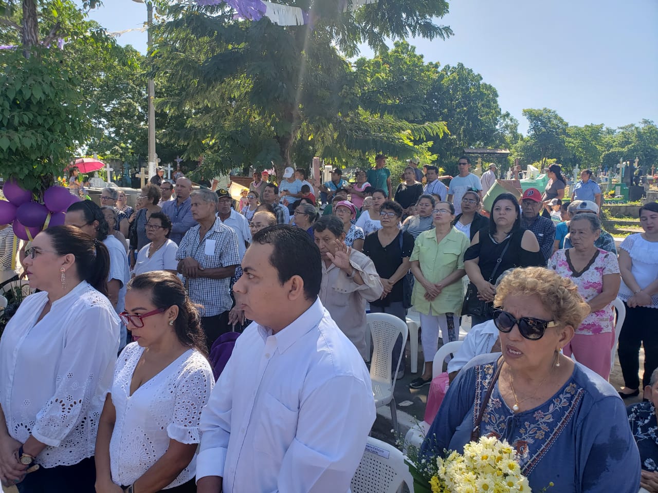 Desde las primeras horas de este 2 de noviembre, los capitalinos empesaron a visitar el cementerio Oriental para colocar flores y honrrar a sus deudos.