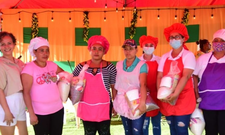 Tradicional concurso del «mejor pescado frito» en  la playa El Recreo.