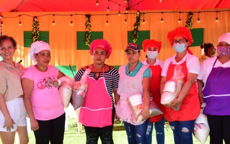 Tradicional concurso del «mejor pescado frito» en  la playa El Recreo.