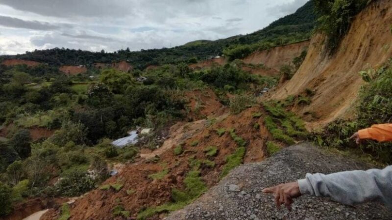 Deslizamiento de tierra deja aisladas a 300 familias en Colombia