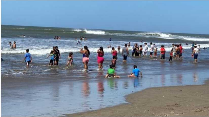 Veraneantes disfrutan en el centro turístico La Boquita