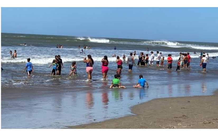 Veraneantes disfrutan en el centro turístico La Boquita