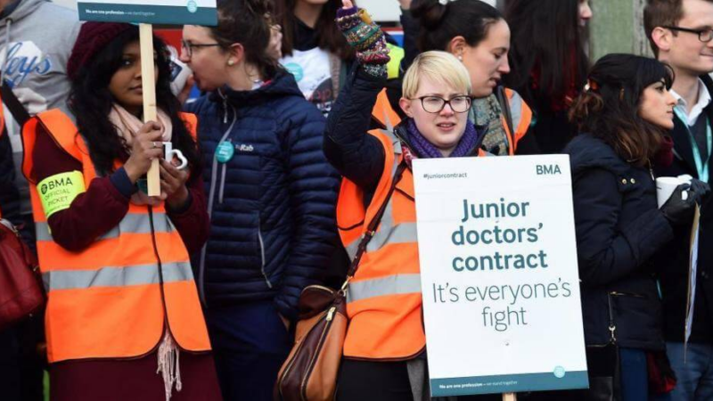 Médicos británicos anuncian huelga en demanda de mejoras salariales