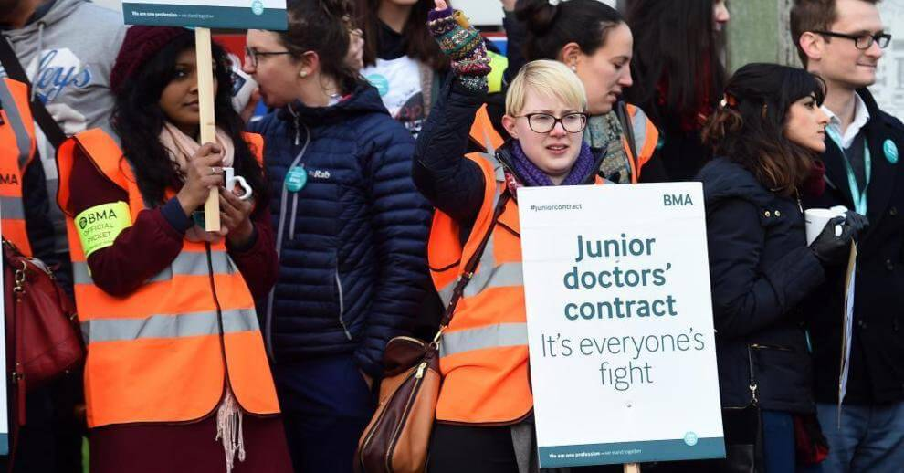 Médicos británicos anuncian huelga en demanda de mejoras salariales