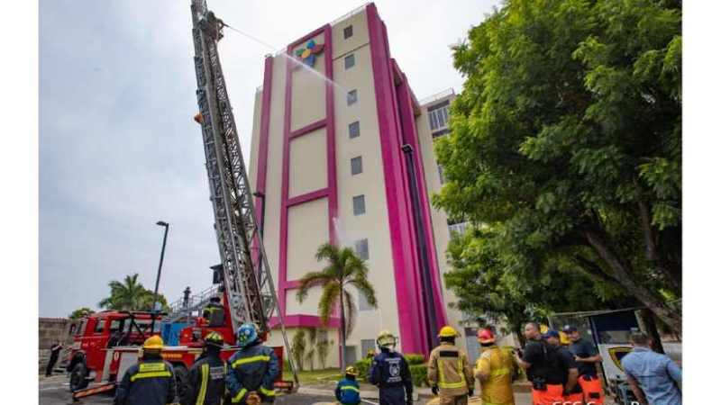 Incendio en edificio de nueve plantas: Bomberos Unidos participan en ejercicio práctico