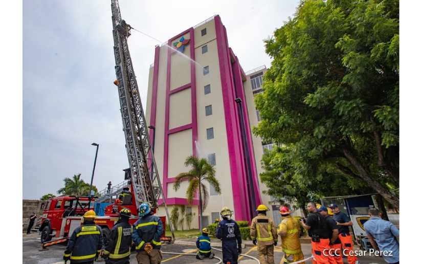 Incendio en edificio de nueve plantas: Bomberos Unidos participan en ejercicio práctico