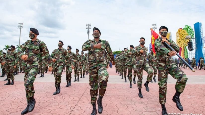 Saludo del Presidente y la Vicepresidenta al Ejército de Nicaragua