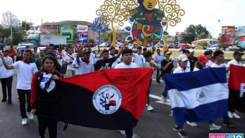 Jóvenes estudiantes celebran con caminata 17 años de educación gratuita en Nicaragua