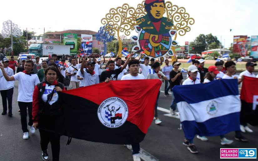 Jóvenes estudiantes celebran con caminata 17 años de educación gratuita en Nicaragua