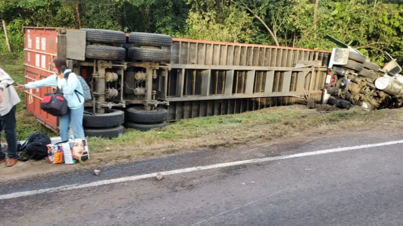 Furgón sin frenos impacta 5 vehículos en la Cuesta Kukamonga de Estelí