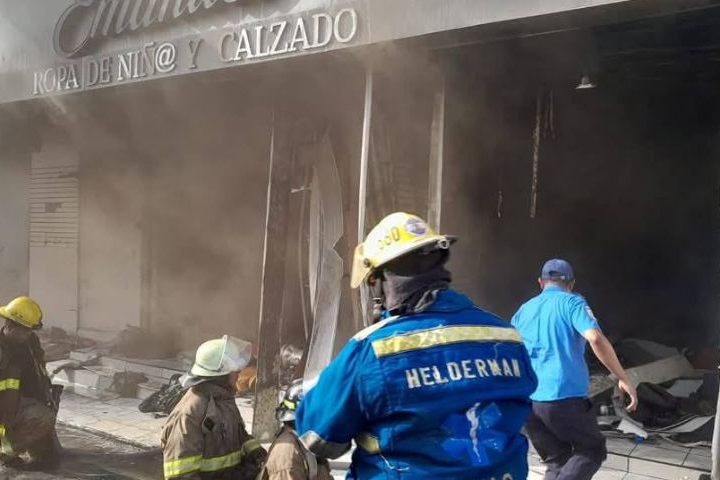 Incendio consume tienda de ropa en el Mercado Oriental