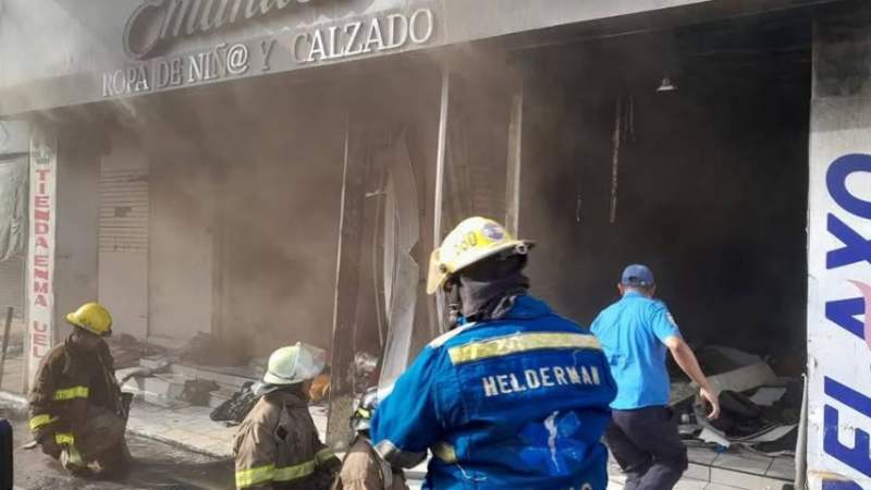 Incendio consume tienda de ropa en el Mercado Oriental