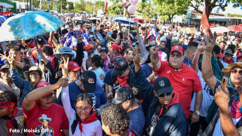 Familias caminan en saludo a la valiente mujer nicaragüense y sus victorias en Revolución