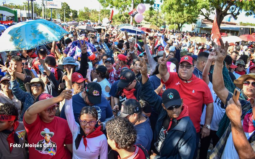 Familias caminan en saludo a la valiente mujer nicaragüense y sus victorias en Revolución