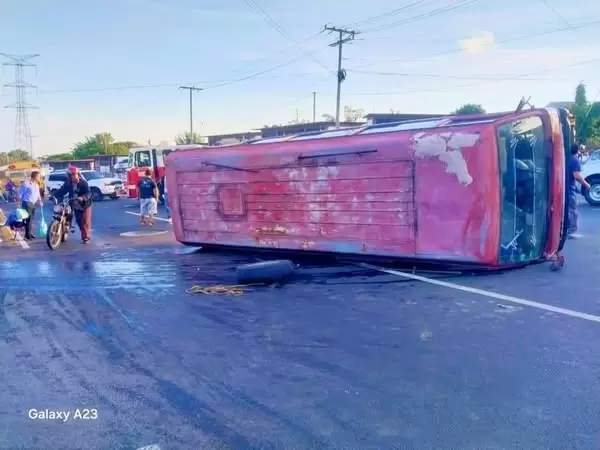 Varios niños y un joven resultan lesionados en vuelco de microbús chocado por autobús en Catarina