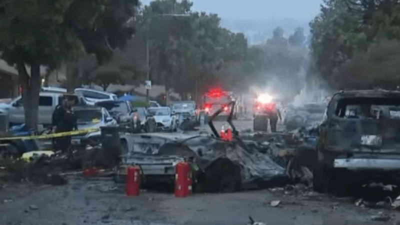 Avioneta se estrella contra 15 viviendas, reportan varios fallecidos en Estados Unidos