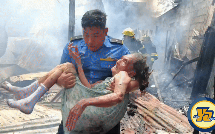 Bomberos rescatan de entre las llamas a señora de 97 años en el barrio San Cristóbal