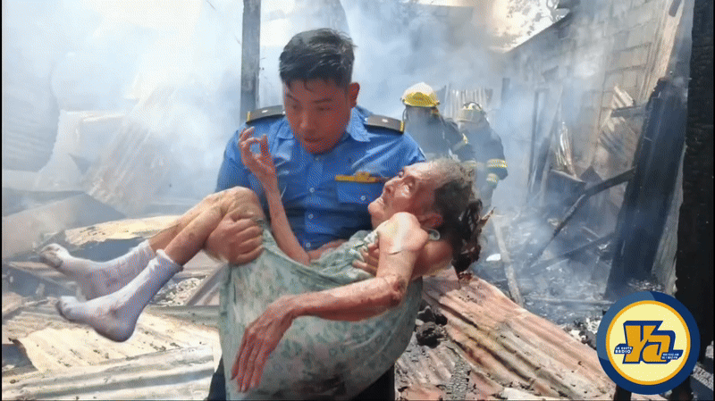 Bomberos rescatan de entre las llamas a señora de 97 años en el barrio San Cristóbal