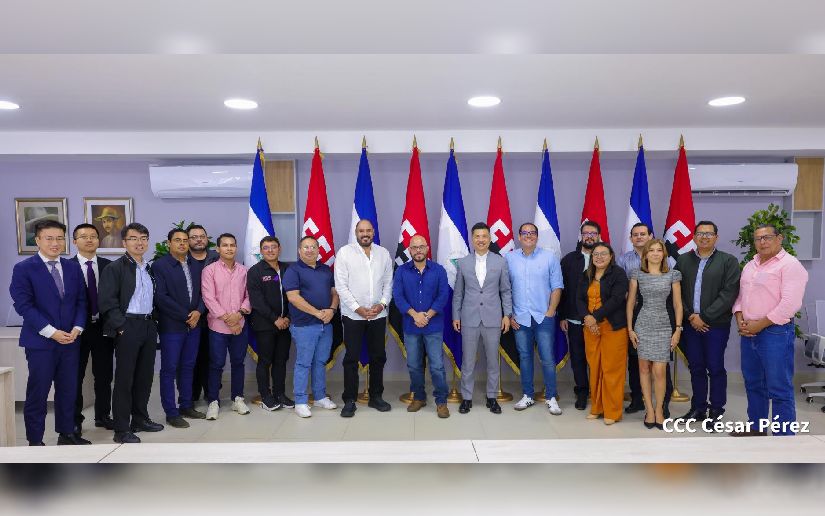 Comunicadores Sandinistas en encuentro con el Embajador Qu Yuhui