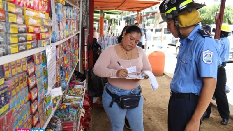 Bomberos Unidos supervisan tramos de pólvora ubicados en la pista El Dorado en Managua