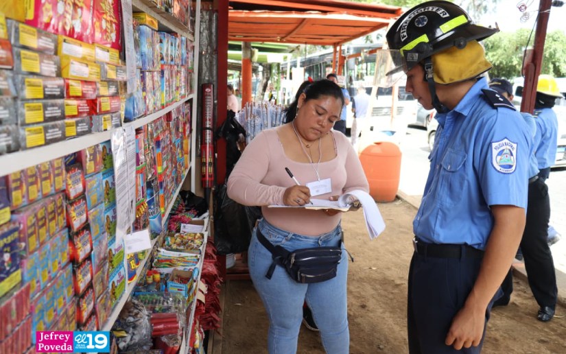 Bomberos Unidos supervisan tramos de pólvora ubicados en la pista El Dorado en Managua