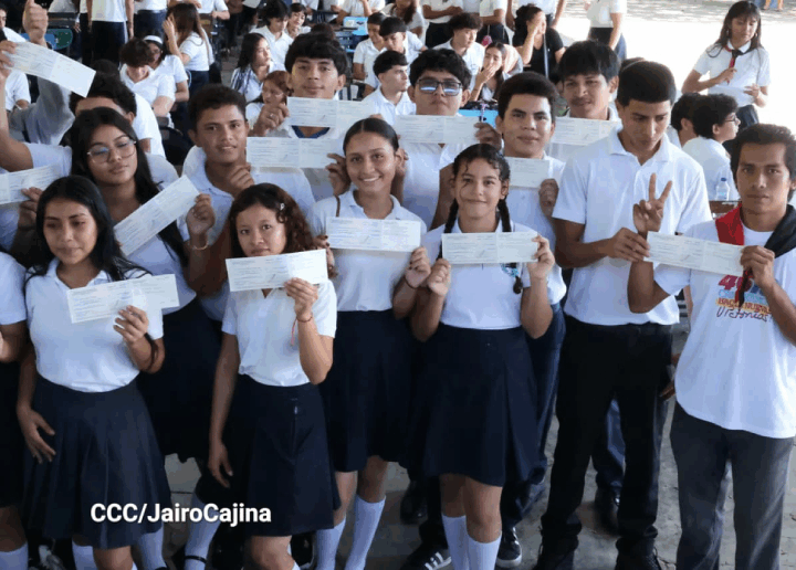 ¡En victorias educativas! Bachilleres reciben Bono Presidencial