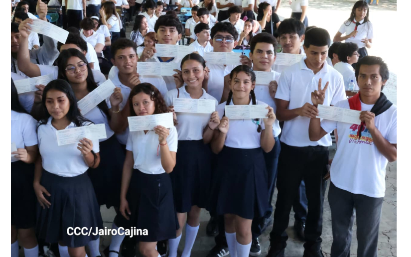 ¡En victorias educativas! Bachilleres reciben Bono Presidencial