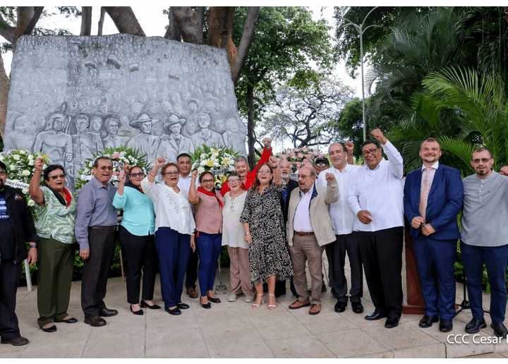 Con flores y poemas: Nicaragua recuerda el legado del Comandante Fidel Castro a 9 años de su paso a la inmortalidad