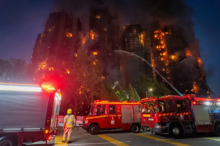 Decenas de muertos y casi 300 desaparecidos tras voraz incendio en rascacielos de Hong Kong