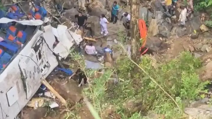 Tragedia en Colombia: Autobús con 40 estudiantes recién graduados cae en abismo de 80 metros matando a 10