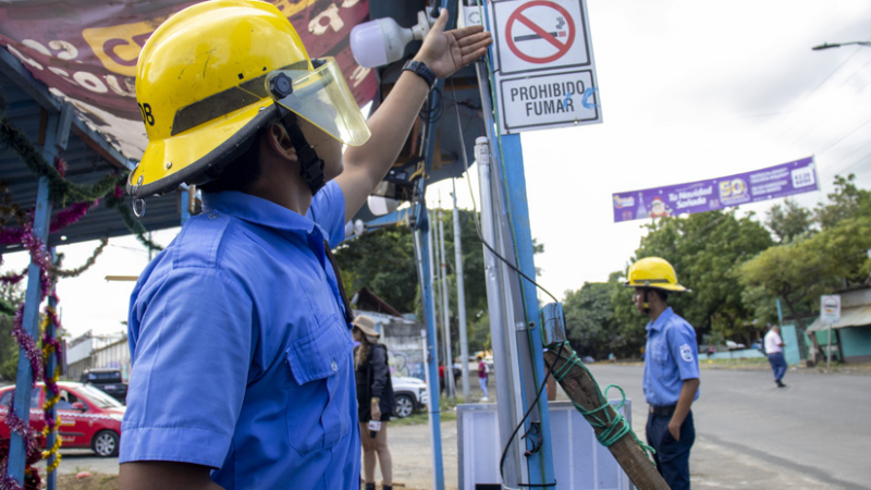 Bomberos garantizan seguridad en festividades decembrinas con inspección en tramos de venta de pólvora