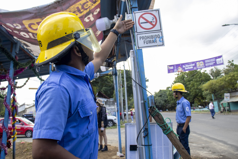 Bomberos garantizan seguridad en festividades decembrinas con inspección en tramos de venta de pólvora