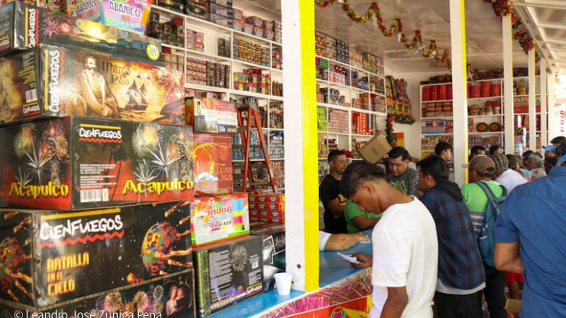 Nicaragüenses apuran las compras de fuegos artificiales y luces chinas para celebrar la víspera de la Navidad