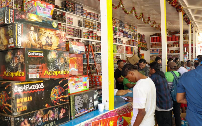 Nicaragüenses apuran las compras de fuegos artificiales y luces chinas para celebrar la víspera de la Navidad