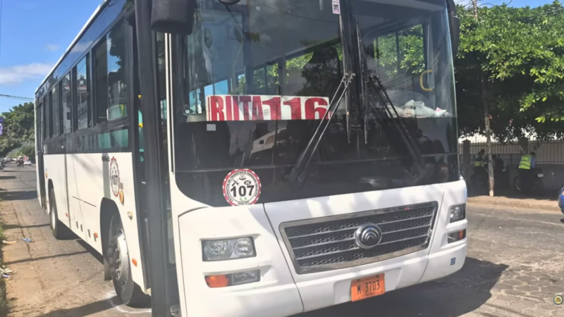 Mujer queda con pierna destrozada al ser atropellada por bus del que acababa de bajar en Managua