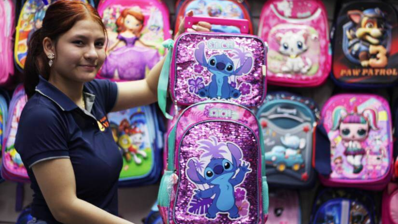 Inicia venta de uniformes y mochilas escolares en el mercado Roberto Huembes