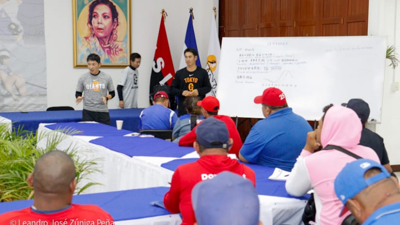 Entrenadores del béisbol participan de clínica deportiva con jugadores japoneses