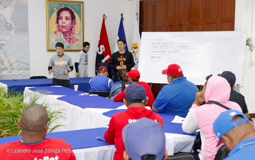 Entrenadores del béisbol participan de clínica deportiva con jugadores japoneses
