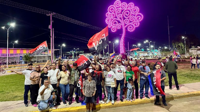 Celebran 19 años del Pueblo Presidente con encendida de Árbol de la Vida en Pista Héroes de la Insurrección