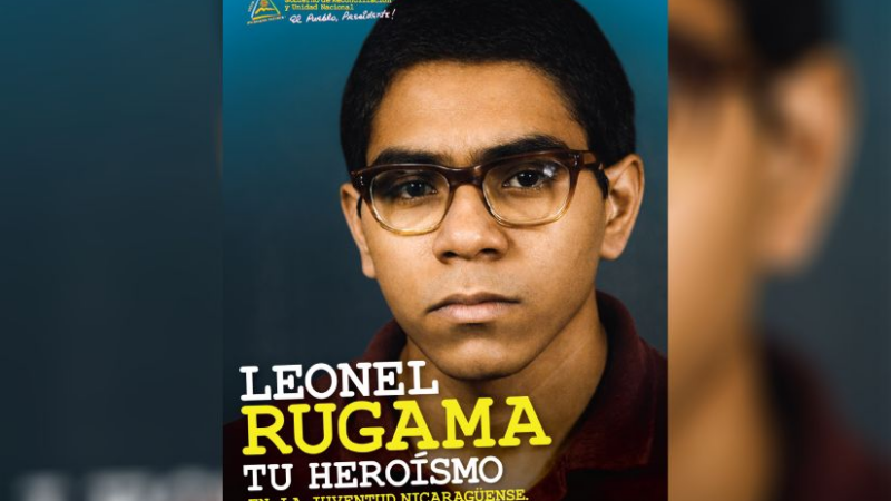 LEONEL, ORACIÓN EN PIE