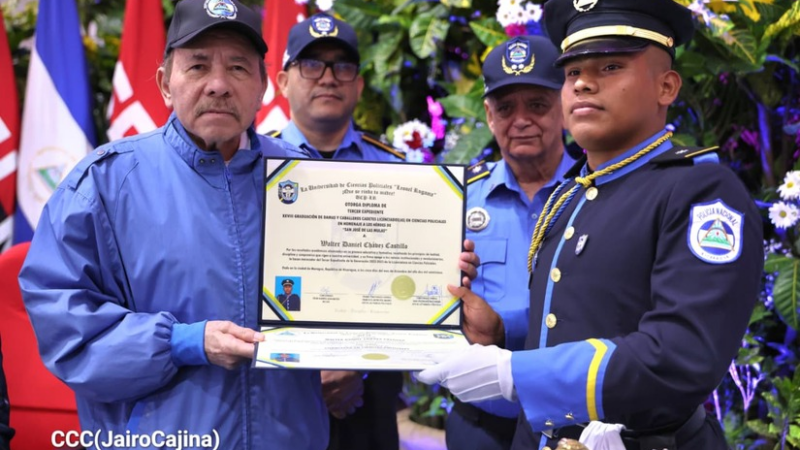 Cadetes de la Policía Nacional se gradúan en acto dedicado a Leonel Rugama y a Héroes de San José de las Mulas