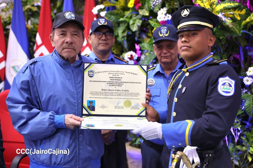 Cadetes de la Policía Nacional se gradúan en acto dedicado a Leonel Rugama y a Héroes de San José de las Mulas