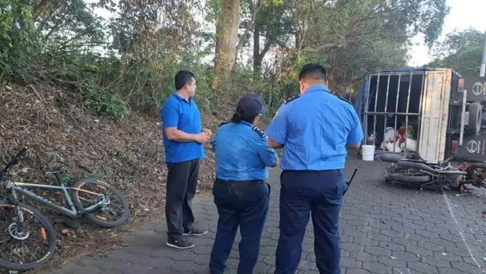 Motociclista muere aplastado al volcarse camión en comunidad de Ticuantepe