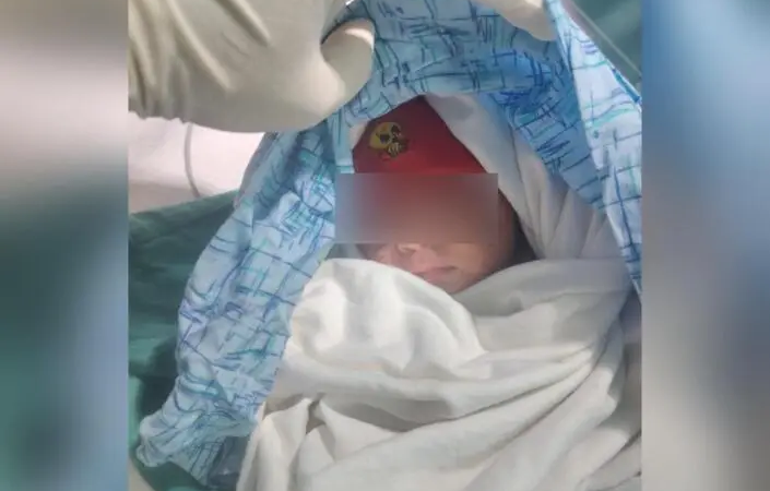 Recién nacido fue dejado por su joven madre en hospitalito de Mateare