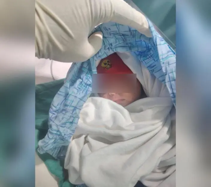 Recién nacido fue dejado por su joven madre en hospitalito de Mateare