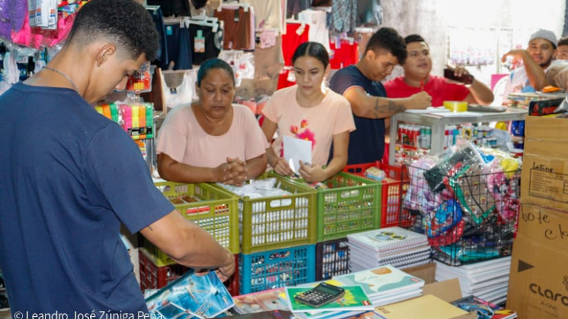 A pocos días del inicio del año escolar se reportan altas ventas de uniformes, cuadernos y mochilas