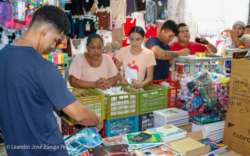 A pocos días del inicio del año escolar se reportan altas ventas de uniformes, cuadernos y mochilas