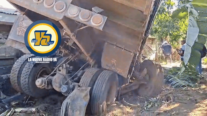 Camión sin frenos, deja un lesionado grave, dos vehículos chocados y otros daños en cuesta El Plomo